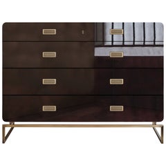 Vincenza Armoire en laque brillante de couleur sang-de-bœuf et métal en bronze léger par Casa Casati
