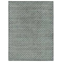 Diseño de alfombra Rug & Kilim con estampado de bloques en gris con motivos florales en azul grisáceo