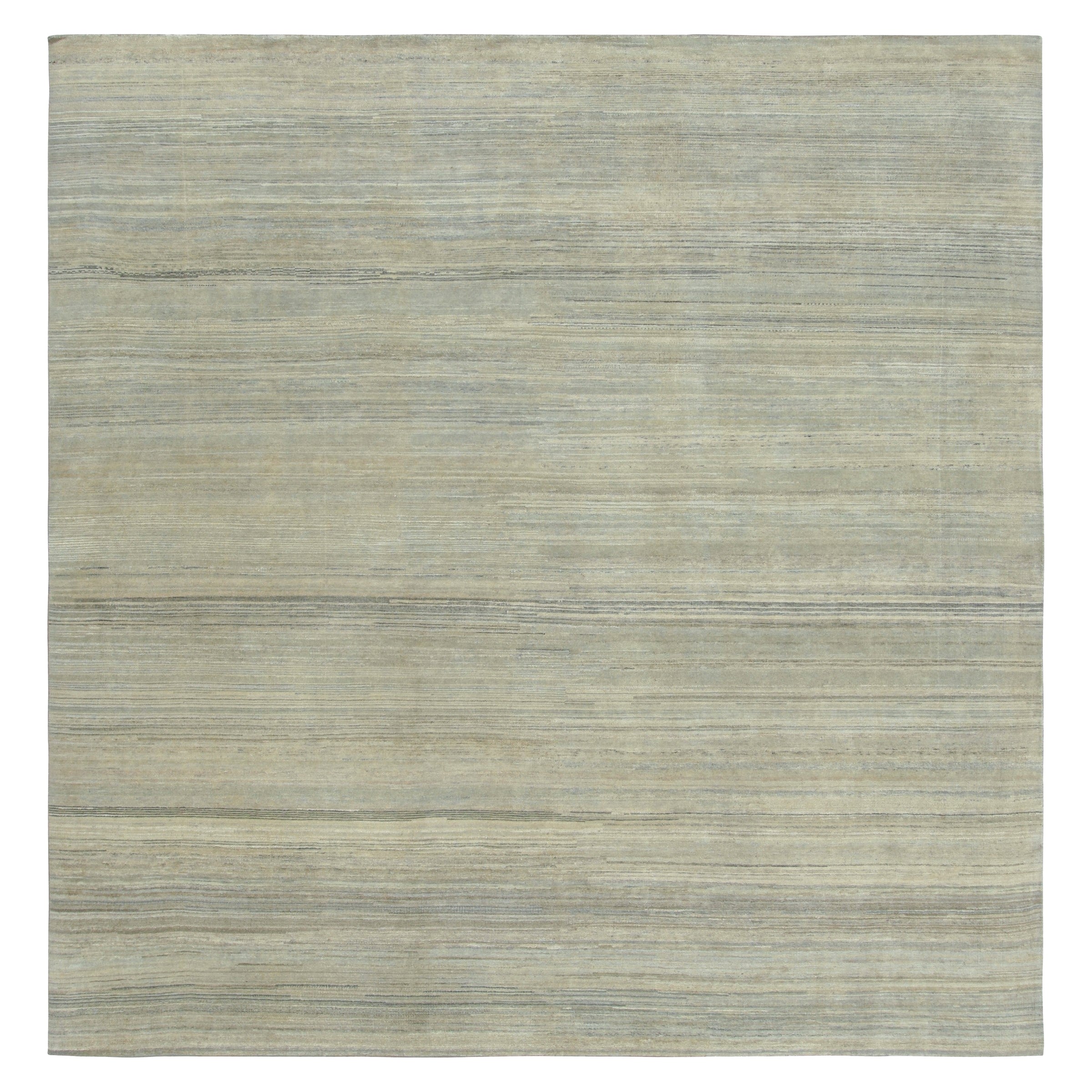 Rug & Kilim è un tappeto testurizzato con strisce e righe verdi, beige e azzurre