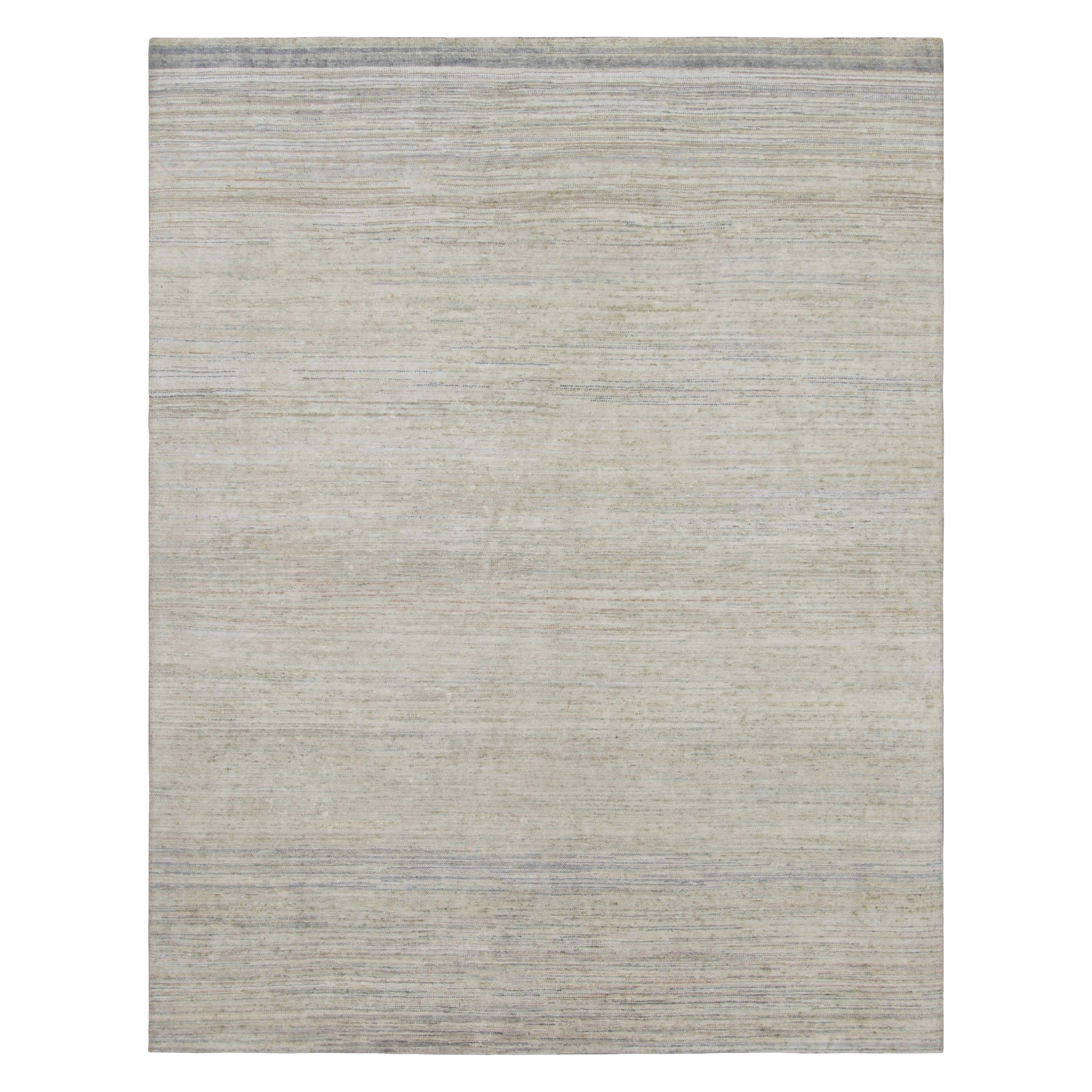 Rug & Kilim è un tappeto a righe e strisce bianche, beige e azzurre.