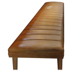 Banc en cuir cannelé personnalisé par Edelman