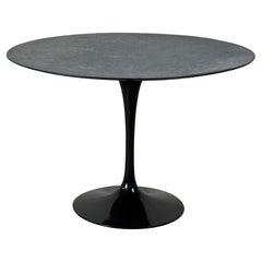 Tavolo Tulipano con piano in ardesia di Eero Saarinen per Knoll