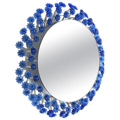 Mid Century Modern Münchener Zierform Wandspiegel mit blauen Blumen beleuchtet
