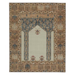 Rug & Kilim's Distressed Style rug with Mihrab Pattern and Beige Open Field (tapis de style vieilli avec motif Mihrab et champ ouvert beige)