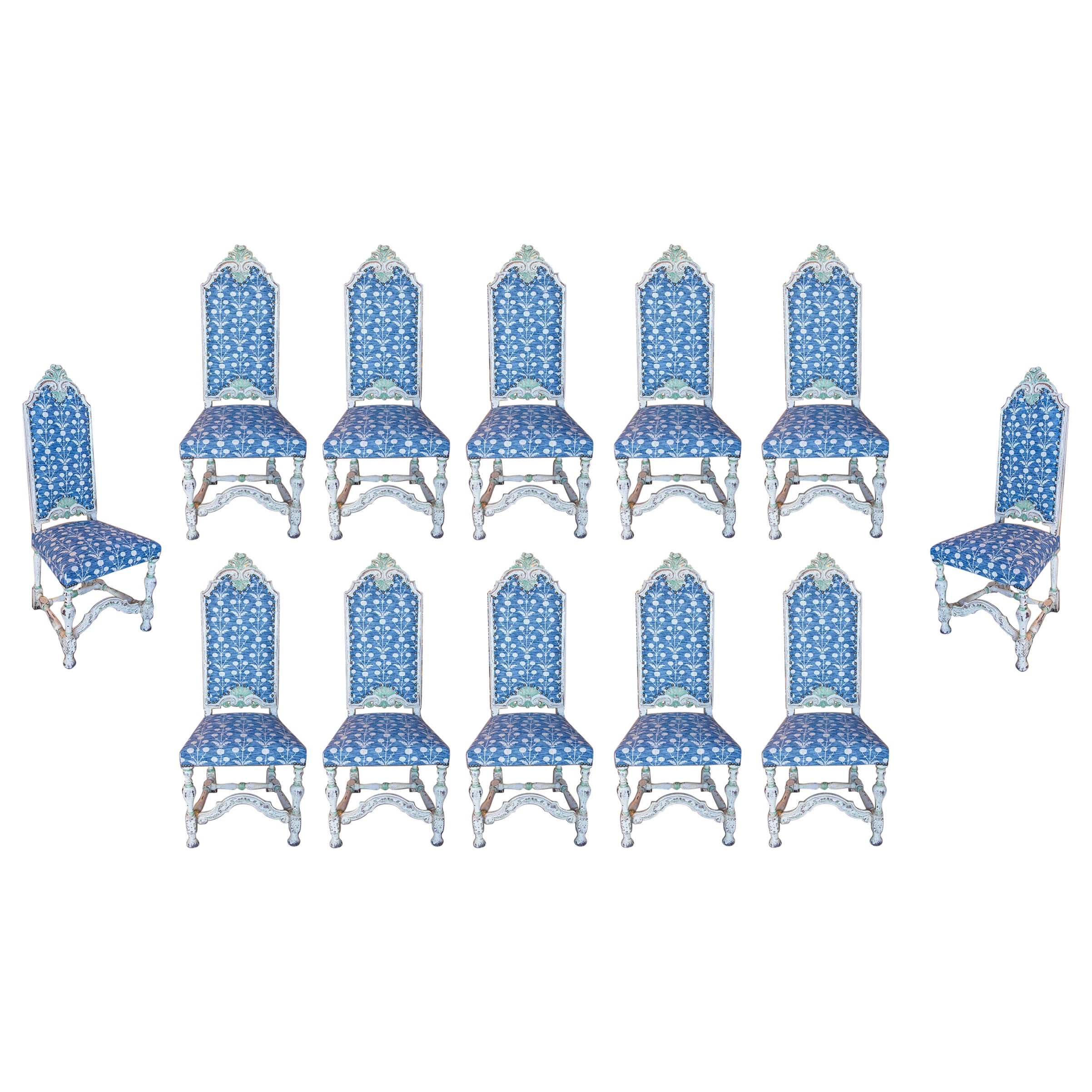 Set de doce sillas talladas de los años 70 con tapicería floral azul policromada en blanco en venta