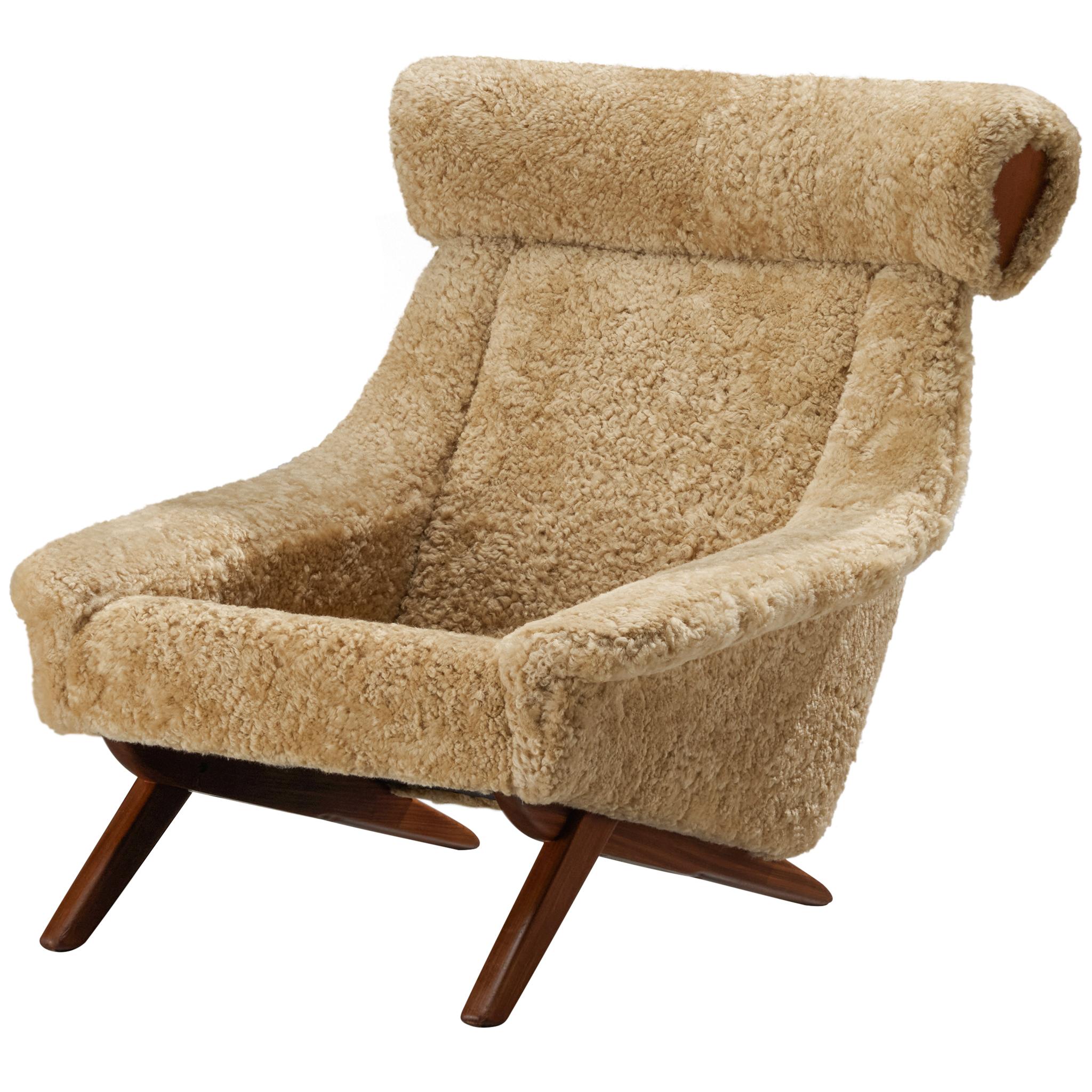 Illum Wikkelsø 'Ox' Lounge Chair in Sheepskin