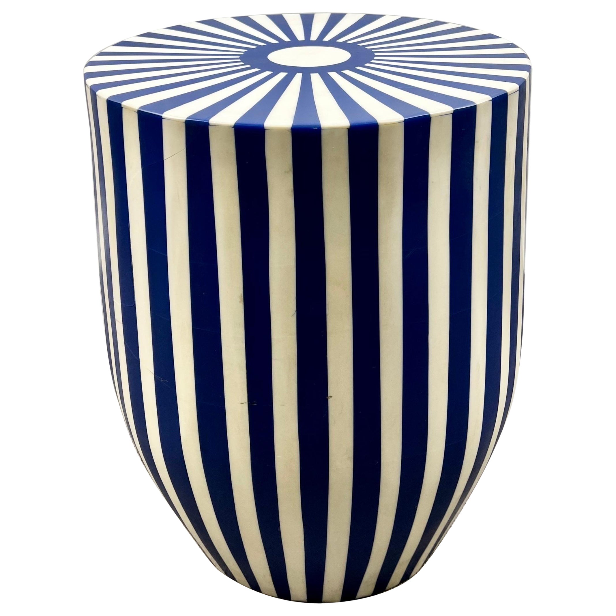 Mesa auxiliar o taburete cilíndrico de resina azul y blanca de estilo art déco en venta