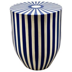 Zylindrischer Beistelltisch, Beistelltisch oder Hocker im Art Deco Stil aus blauem und weißem Harz