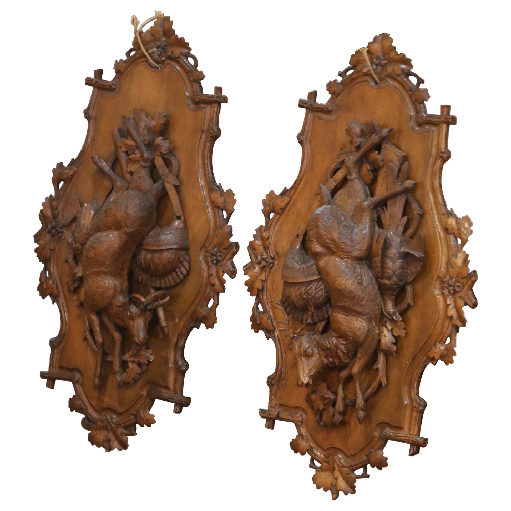 Paire de sculptures de trophées de chasse en noyer sculpté, Suisse, 19e siècle en vente