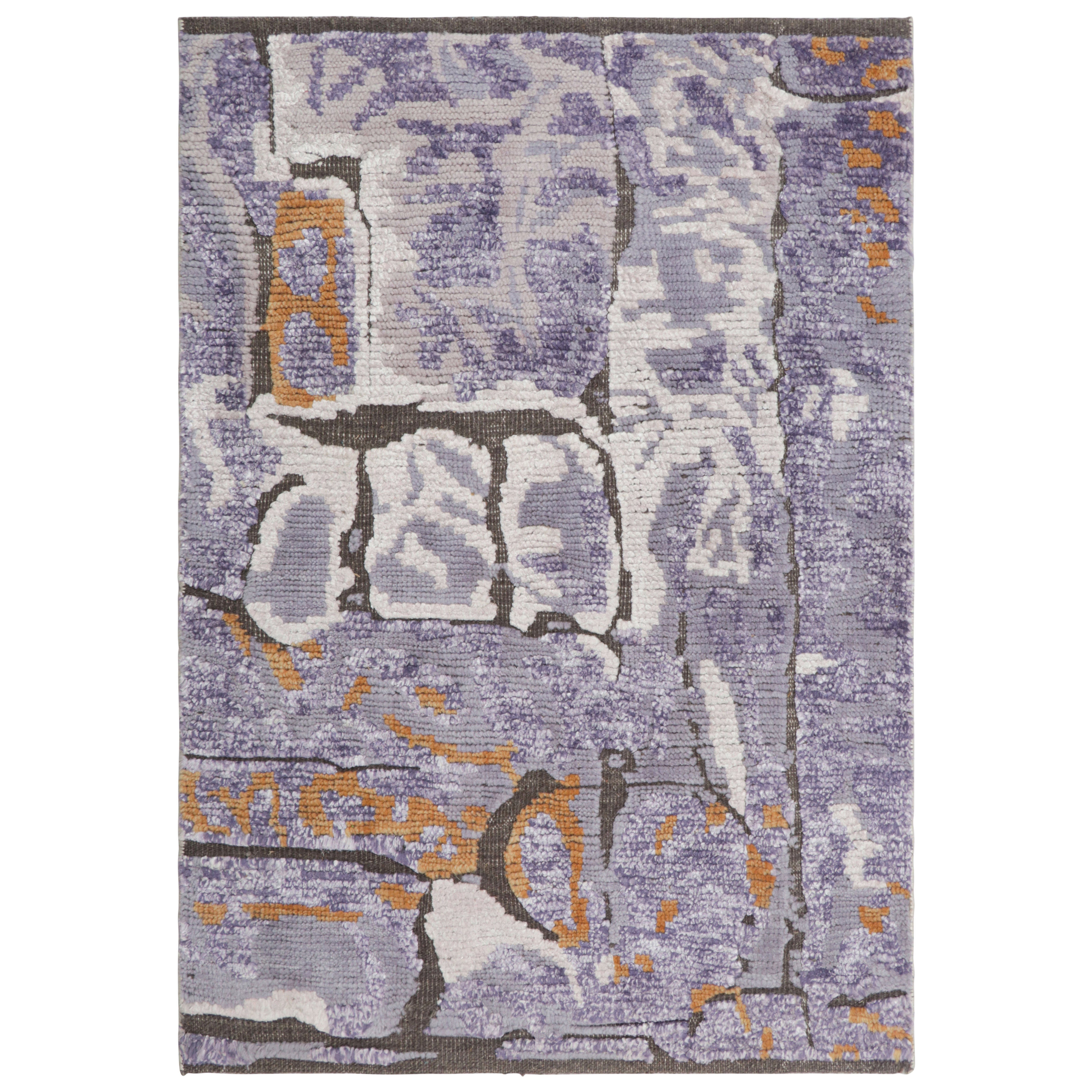 Muestra de alfombra moderna a medida de Rug & Kilim en morado con motivos abstractos