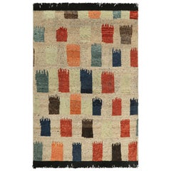 Muestra de alfombra tribal personalizada de Rug & Kilim en beige con motivos multicolores