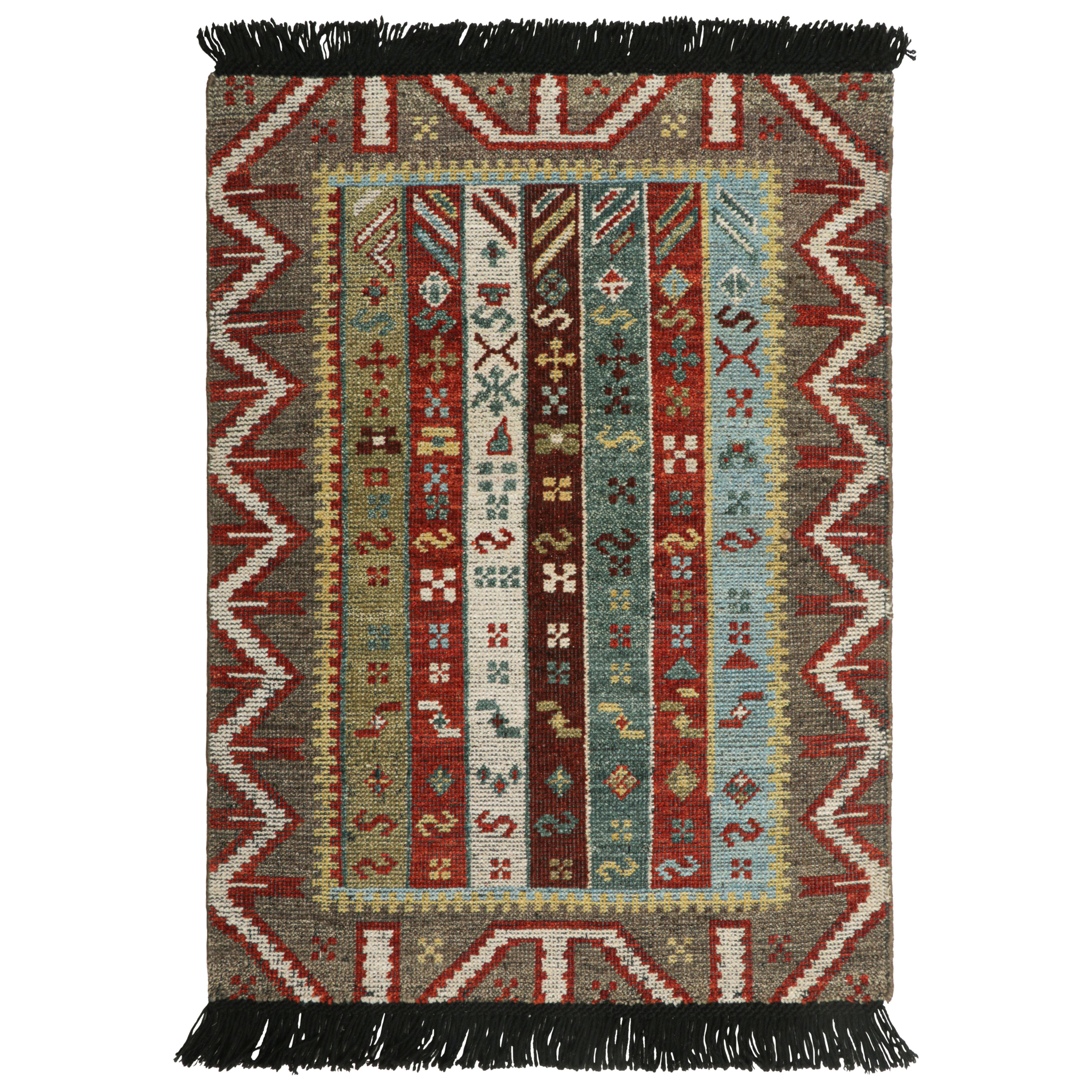 Rug & Kilim's Tribal Custom Rug Sample mit grauem, rotem und weißem geometrischen Muster