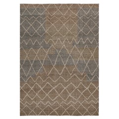 Rug & Kilim è un tappeto in stile marocchino con motivi beige, blu e grigi.