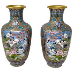 Pareja de jarrones antiguos de esmalte cloisonné chino de finales del siglo XIX.