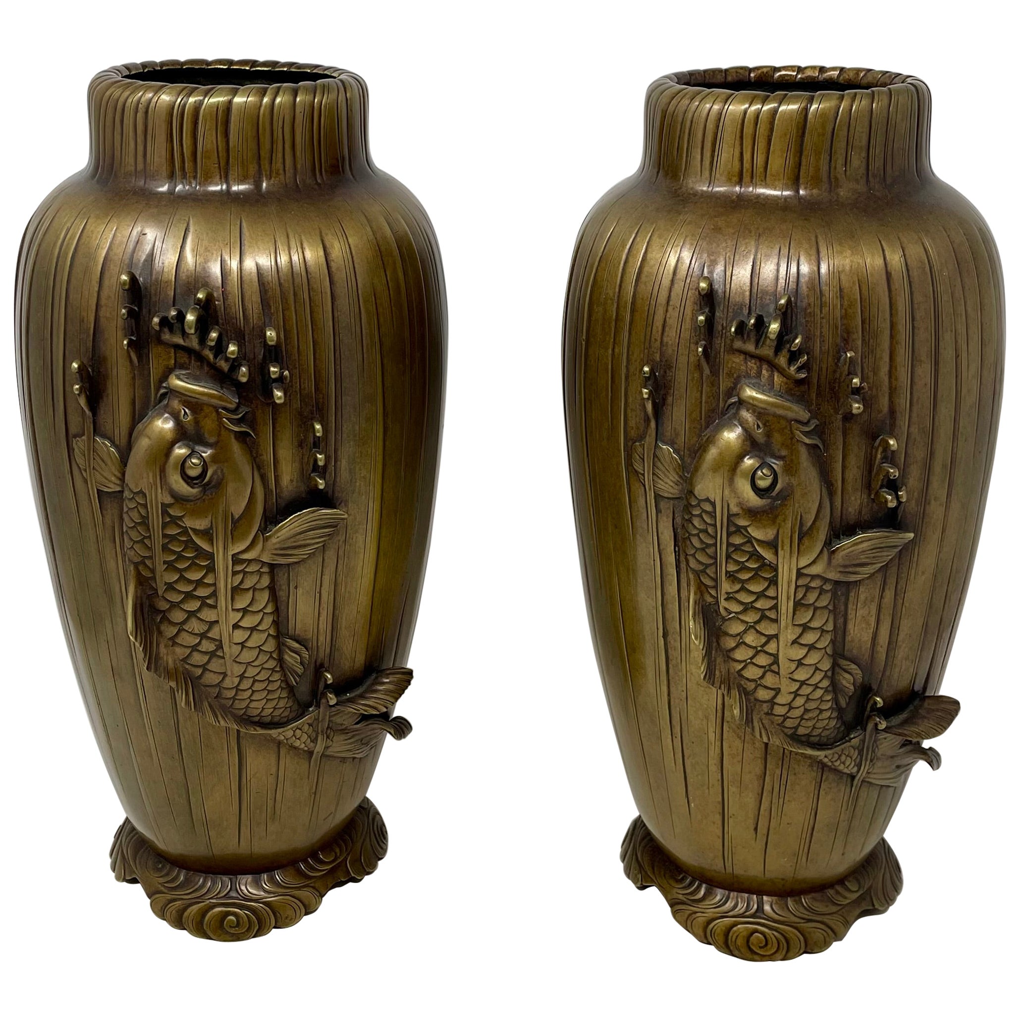 Coppia di antiche urne giapponesi in bronzo con pesci, circa 1890-1900. in vendita