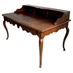 Louis XV-Schreibtisch mit Stufen aus geschnitztem Nussbaum - Frankreich, Ende 18.