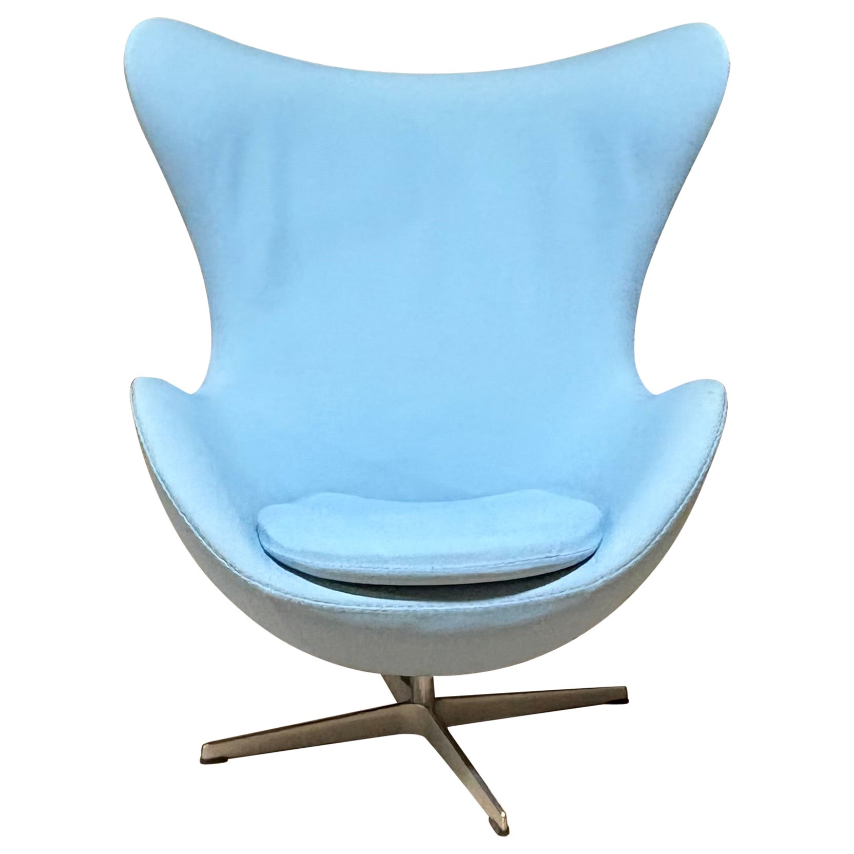 Fritz Hansen Eierstuhl aus hellblauem Stoff im Angebot