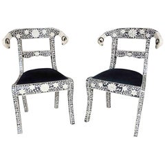 Pareja de Sillas con Incrustaciones Florales en tono negro y blanco