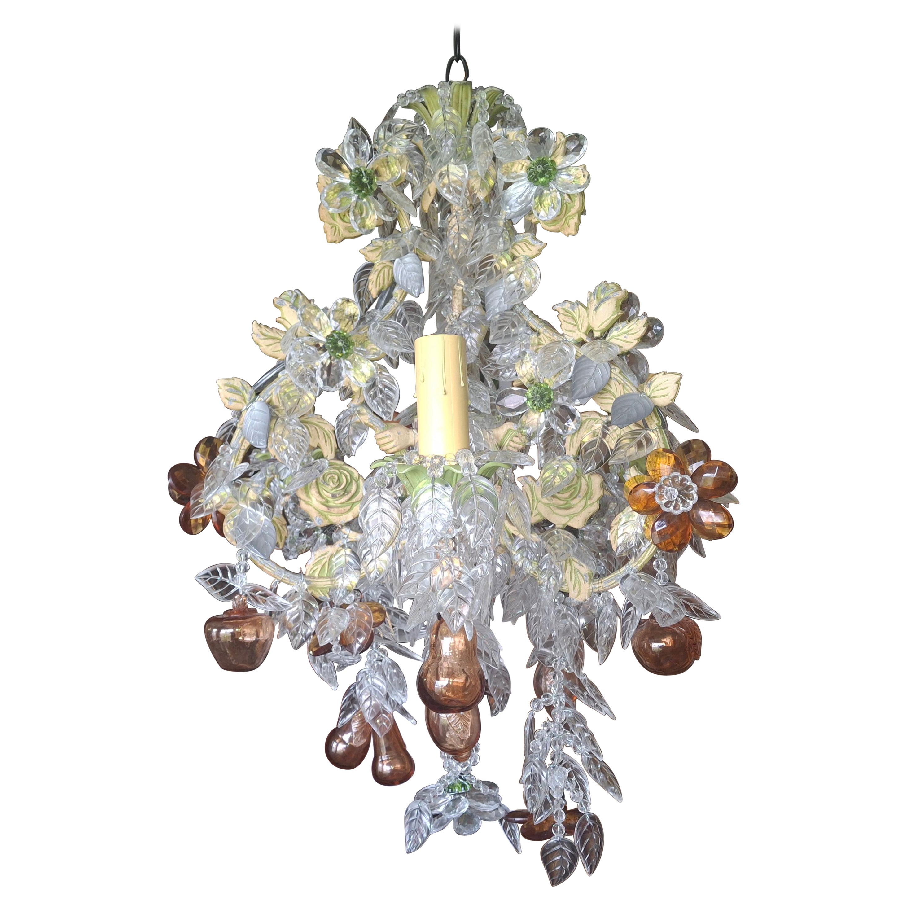 Lampadario francese Regency degli anni '60 con oltre 500 cristalli tagliati a mano, a petali e a fiori con frutta
