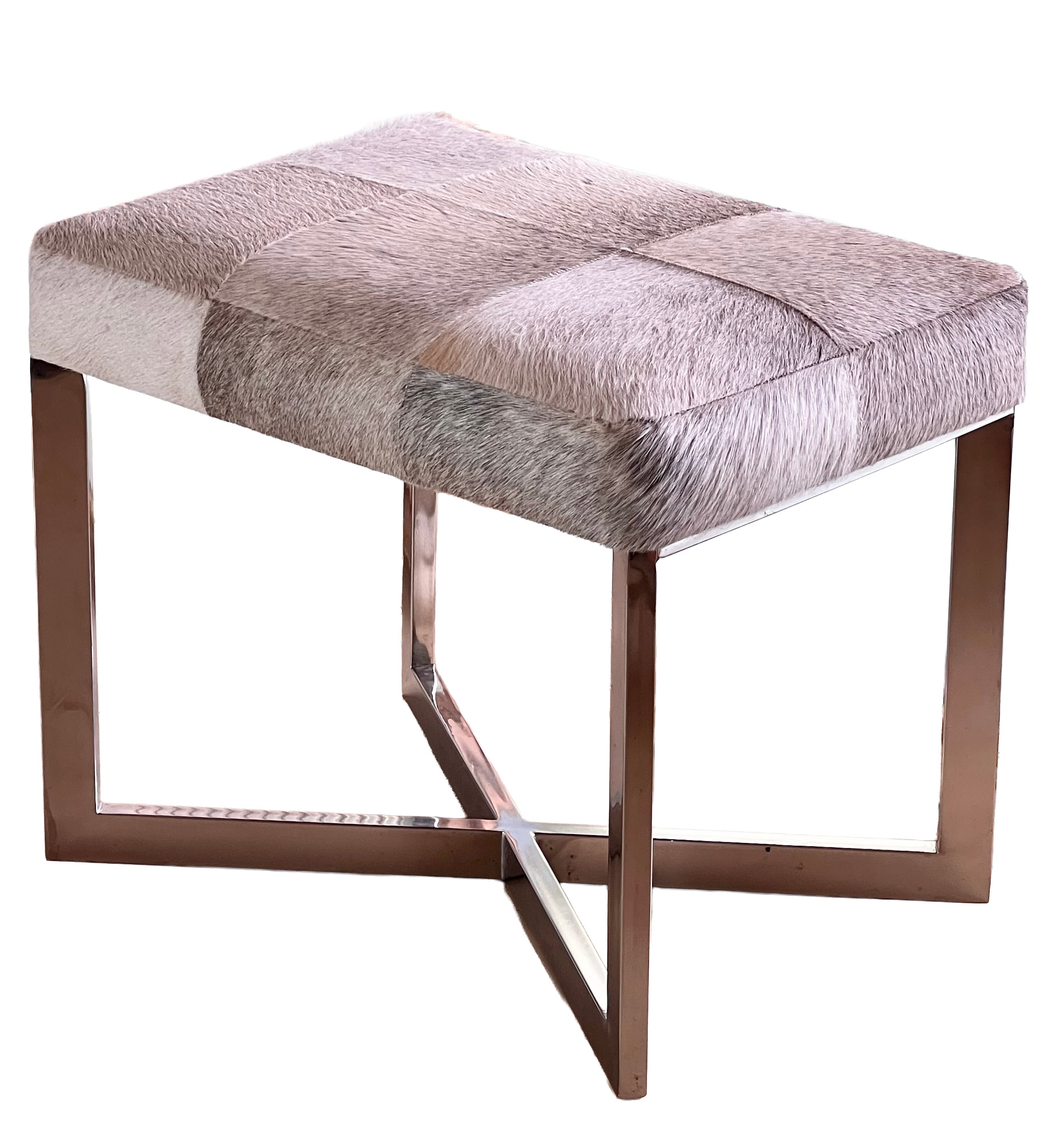 Ottoman moderniste en cuir de vache et chrome, 20e siècle.