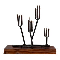 Escultura moderna de cactus de hierro con base de madera roja