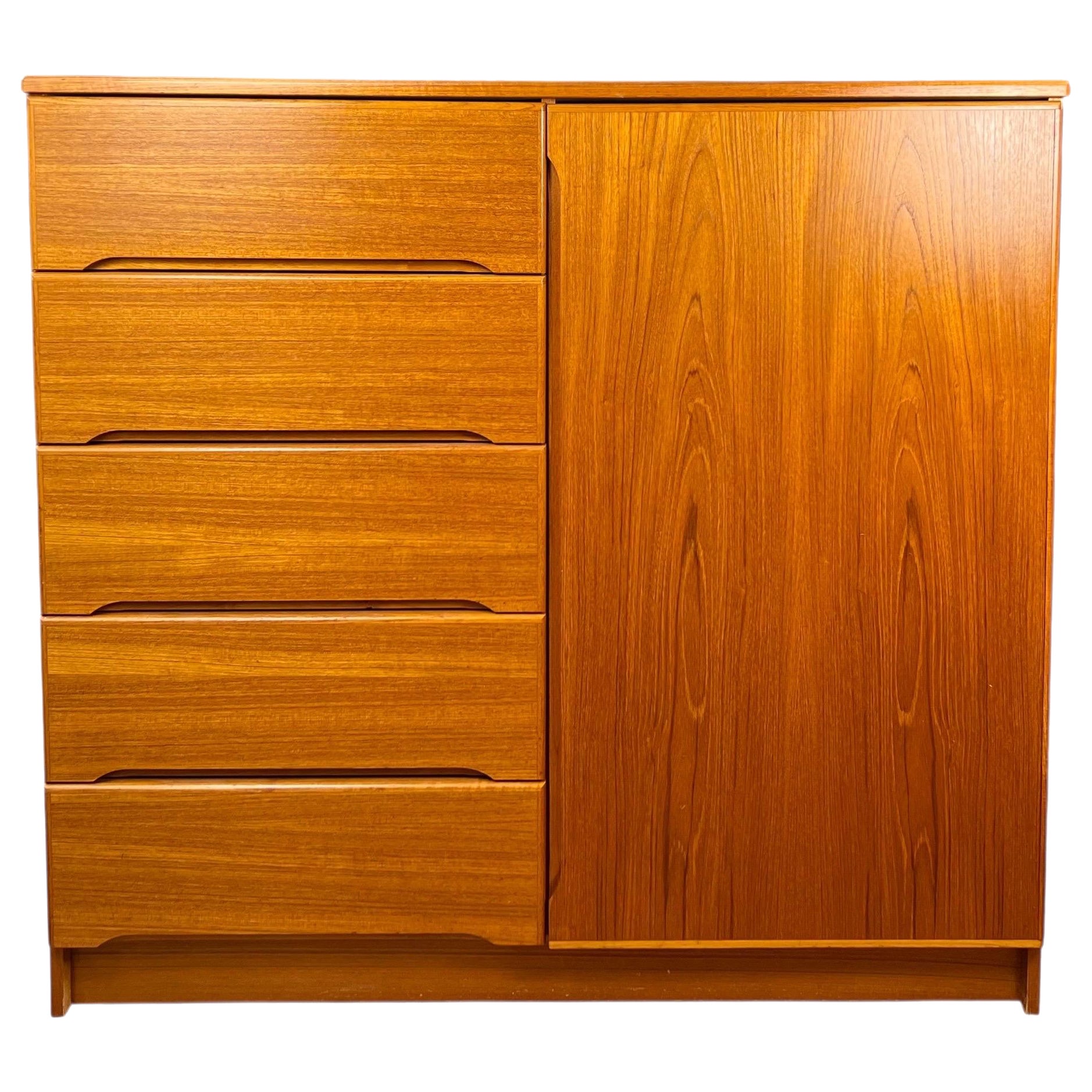 Armadio Highboy in teak danese del metà del secolo scorso
