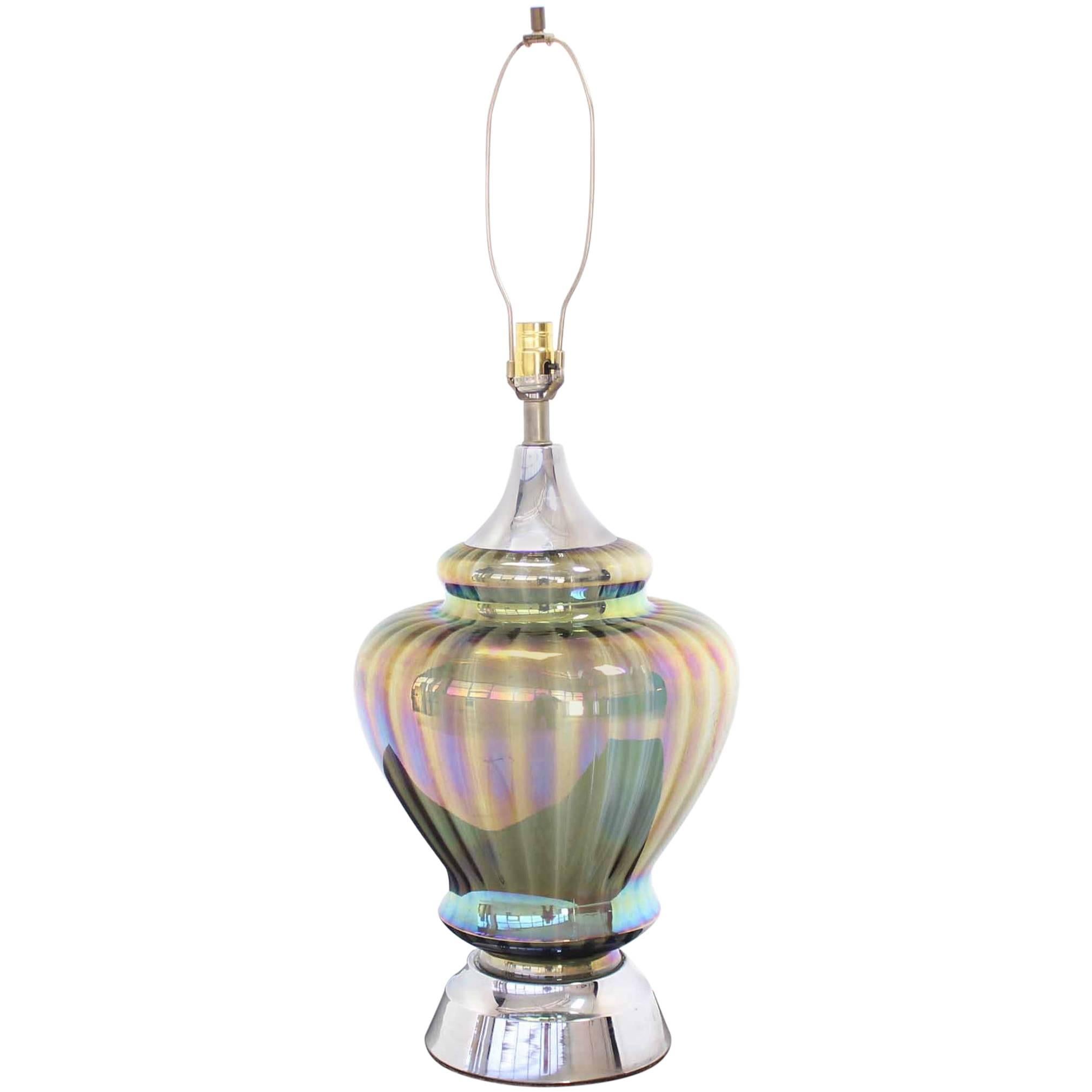 Große schillernde Glas-Tischlampe mit Chromsockel im Angebot