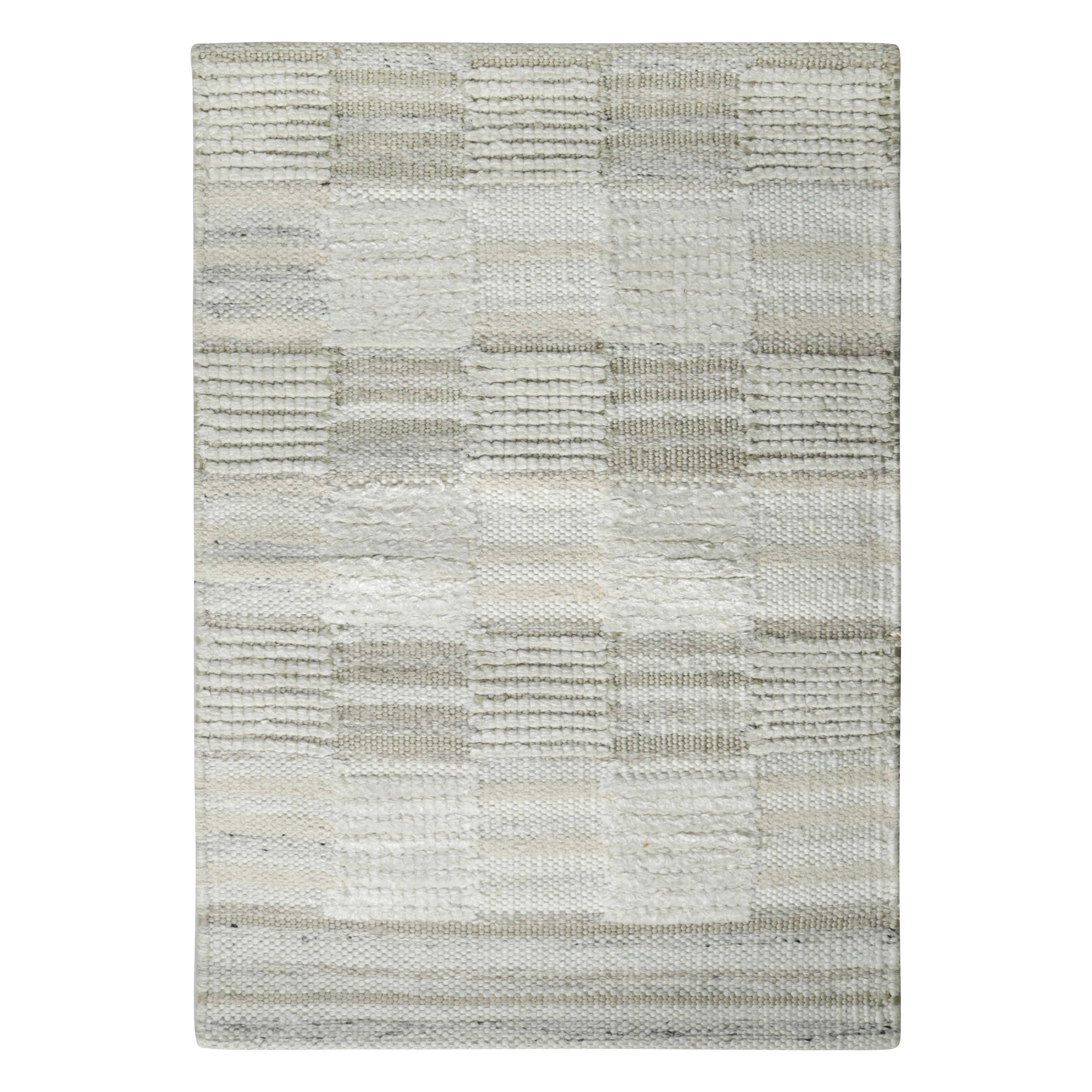 Campione di tappeto scandinavo Rug & Kilim, bianco e grigio con motivi geometrici in vendita