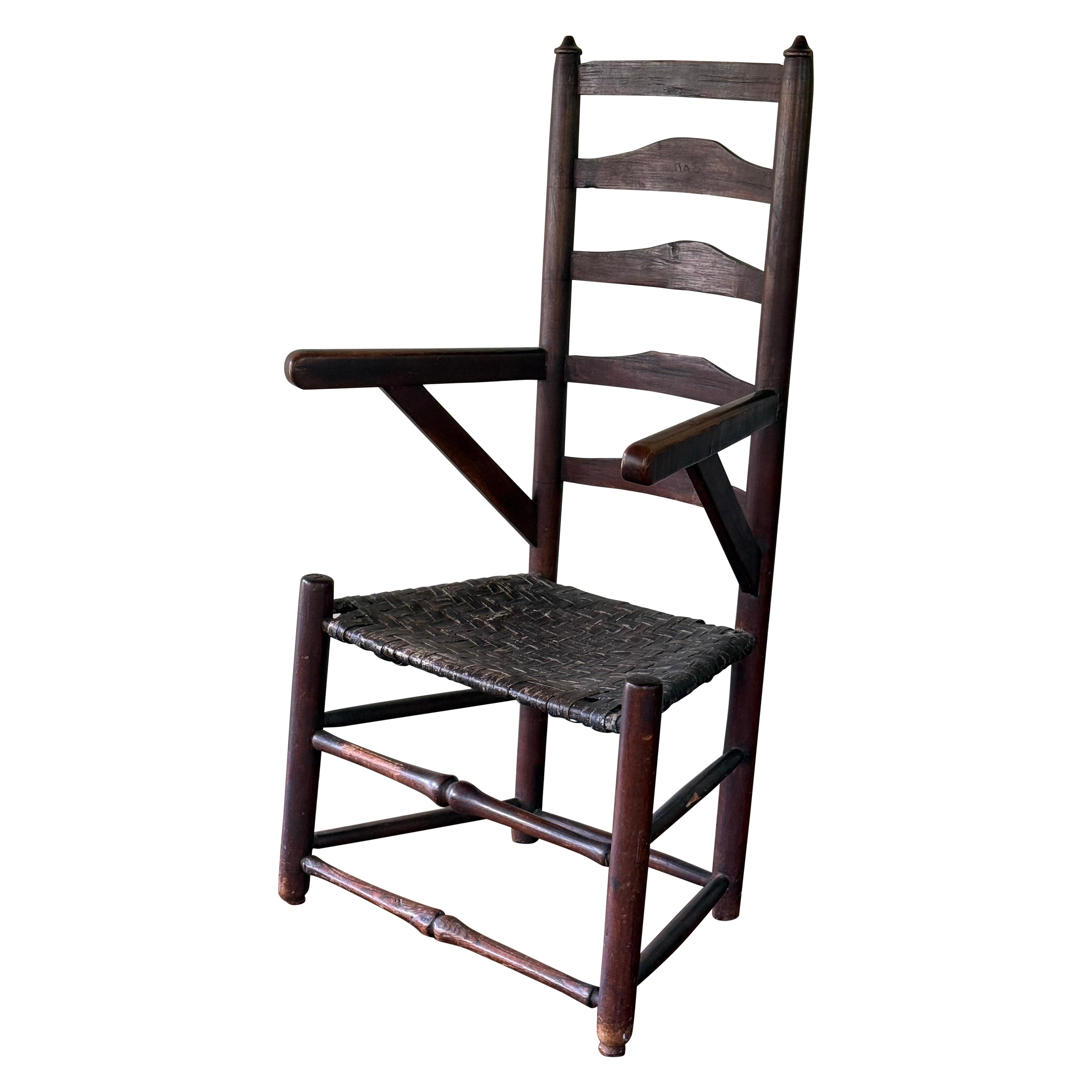 Rara silla americana del siglo XVIII con respaldo en escalera y brazos. Fechado en 1745