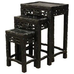 Ensemble de trois tables gigognes chinoises en bois d'ébène