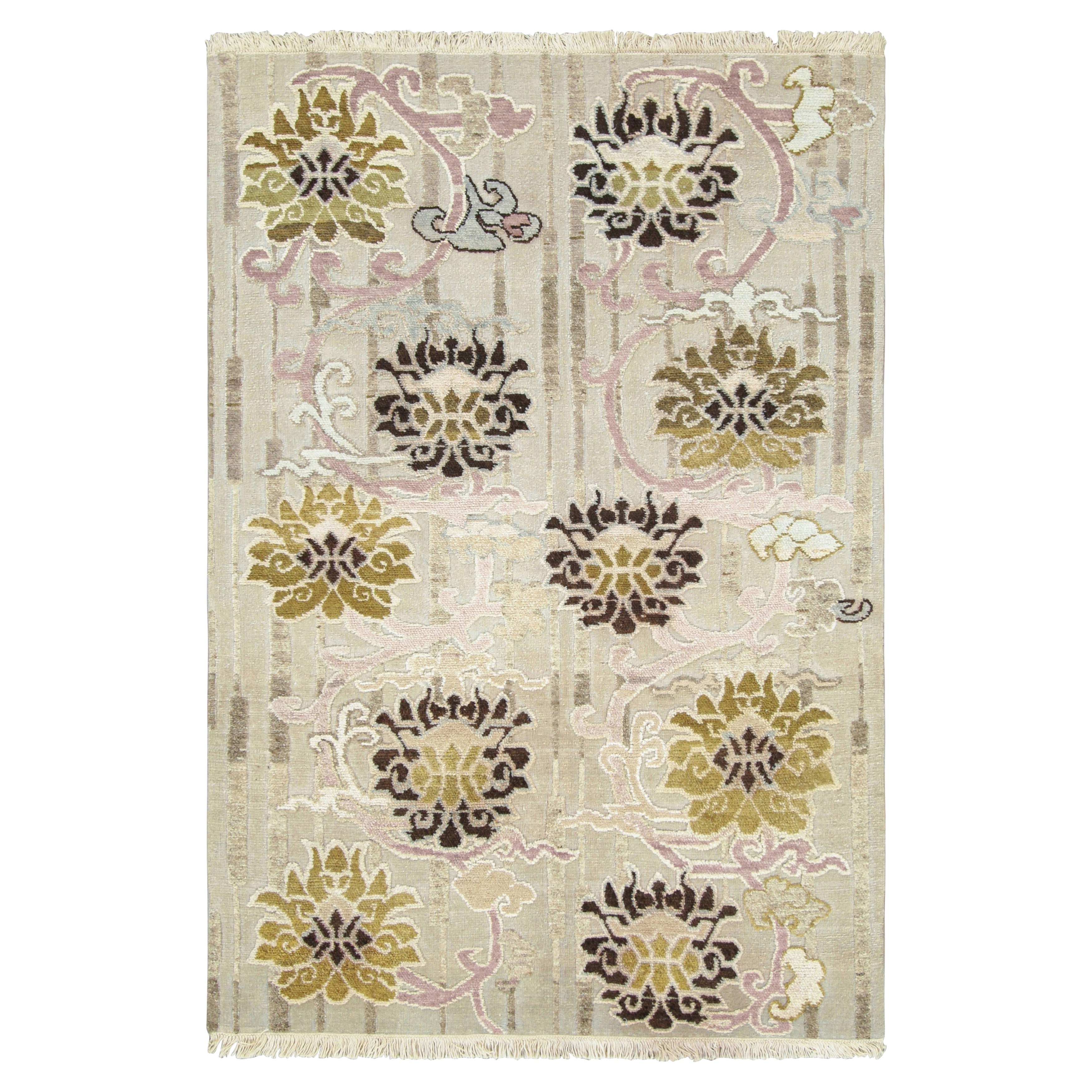 Alfombra contemporánea de Rug & Kilim en tonos crema con motivos florales