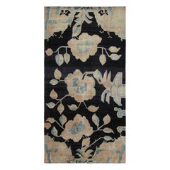 Rug & Kilim's Chinesischer Teppich im Art Deco Stil, Mitternachtsblau mit floralen Mustern
