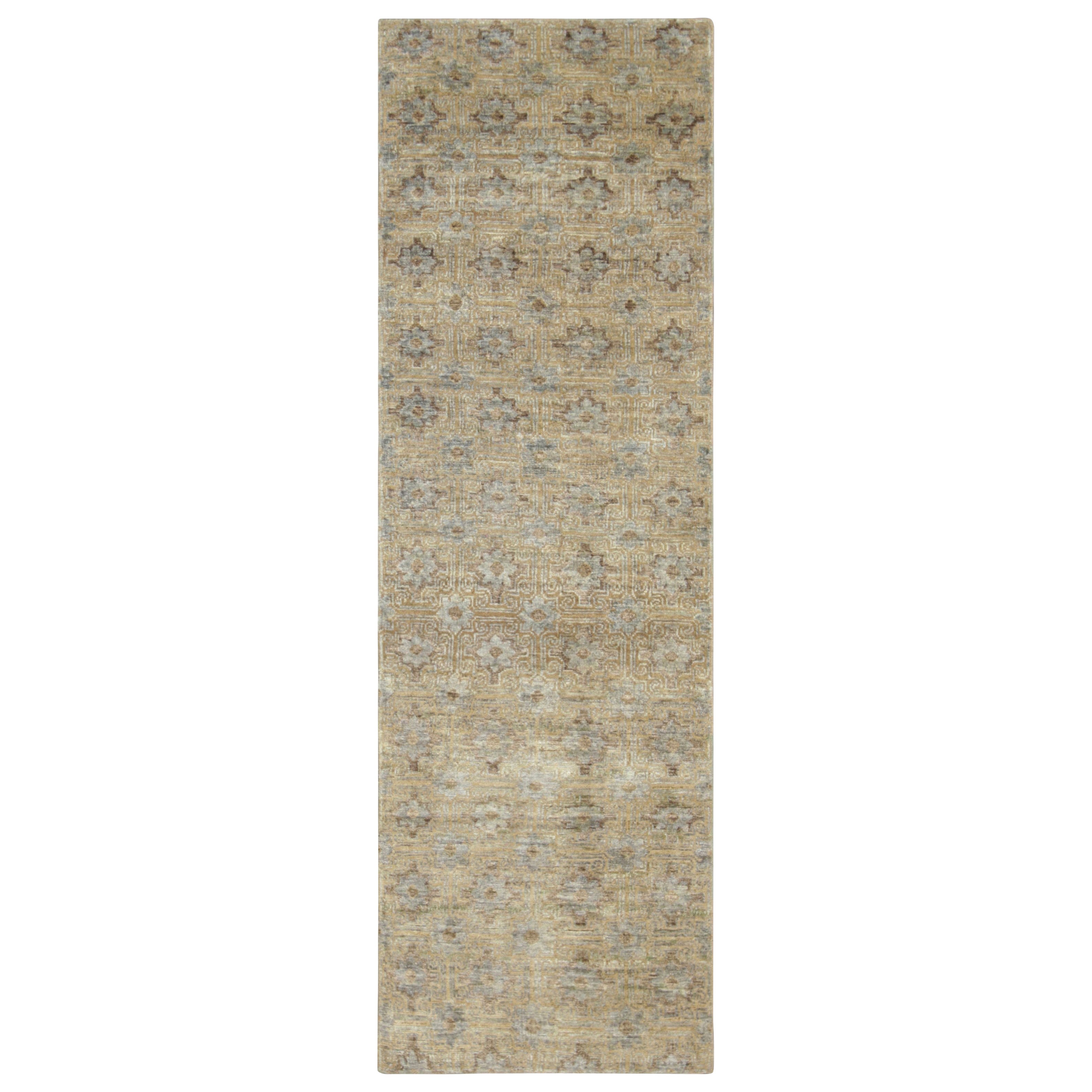 Tapis de course contemporain à motifs floraux or et gris de Rug & Kilim