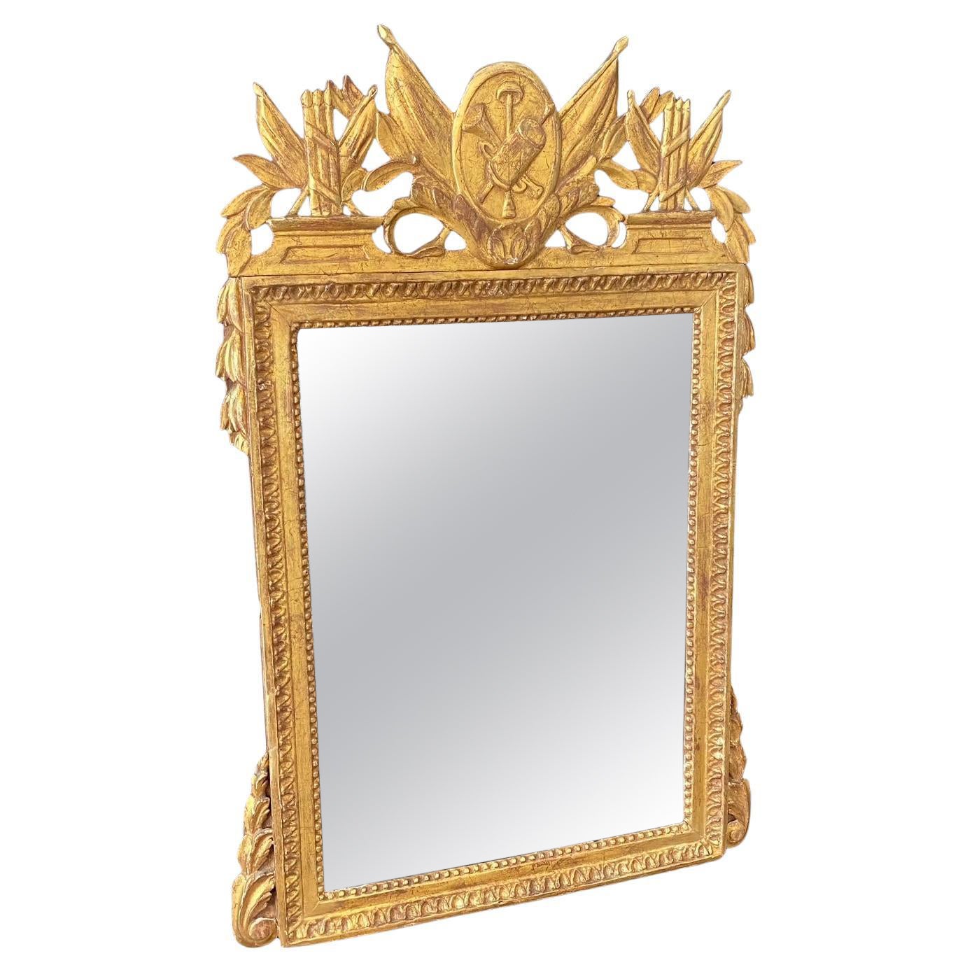 18. Jahrhundert Französisch Louis XVI Giltwood Bridal Spiegel mit militärischen Symbolen