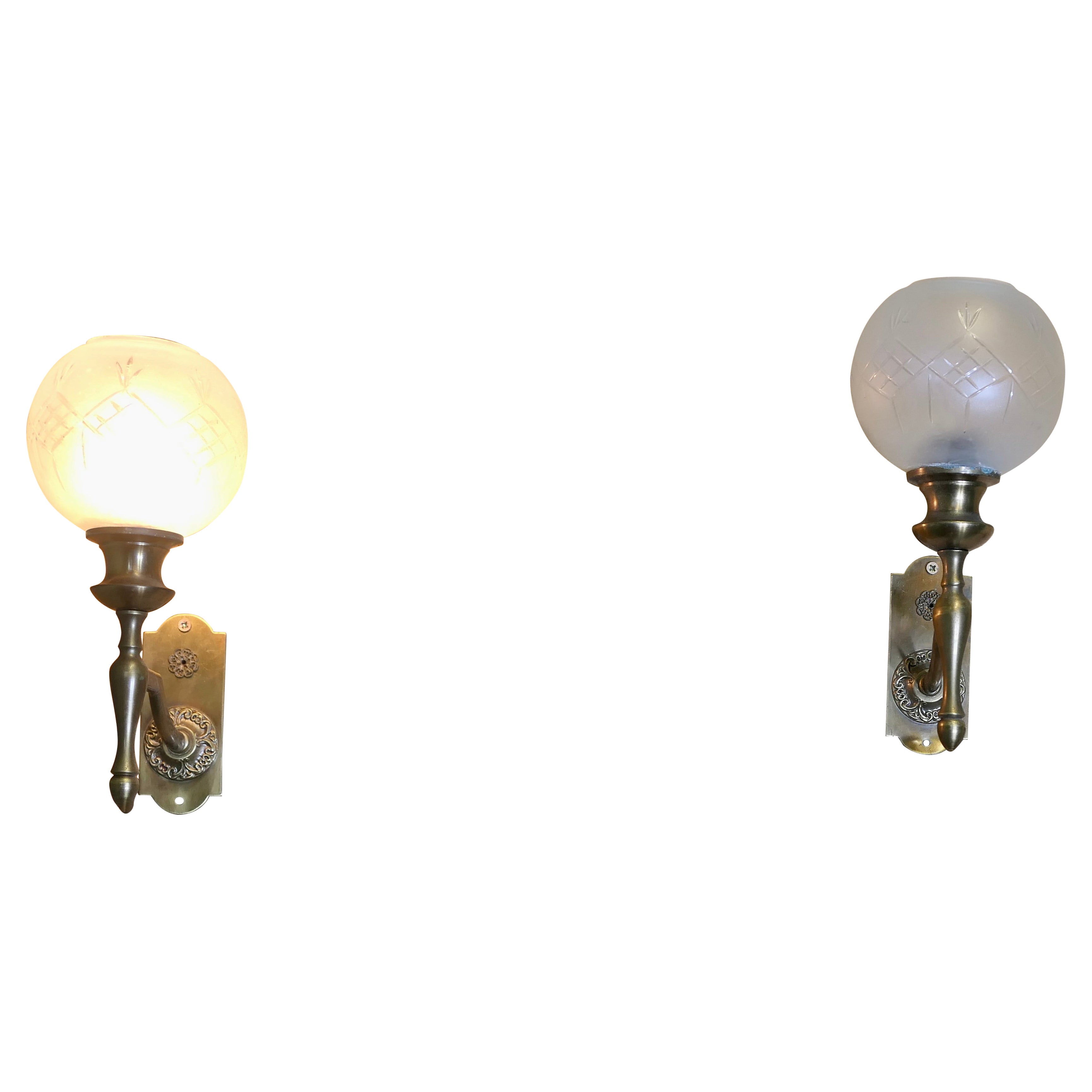 Ein Paar Art Deco Globe Wandleuchten aus geätztem Glas im Angebot