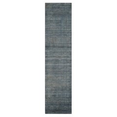 Rug & Kilim è un tappeto runner contemporaneo con motivi floreali in grisaglia blu.