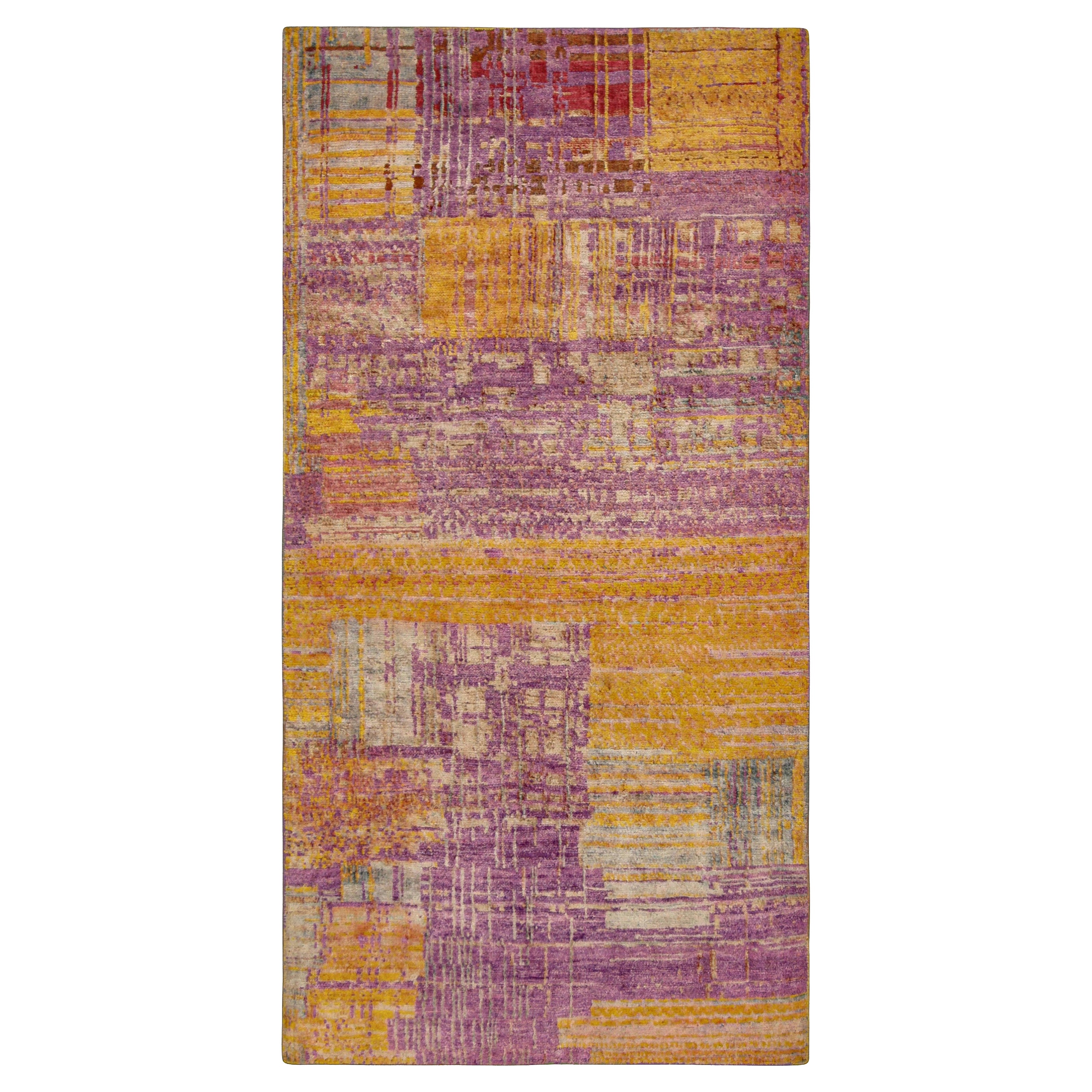 Rug & Kilims moderner abstrakter Teppich in Ocker-Gold und Violett-Tönen im Angebot