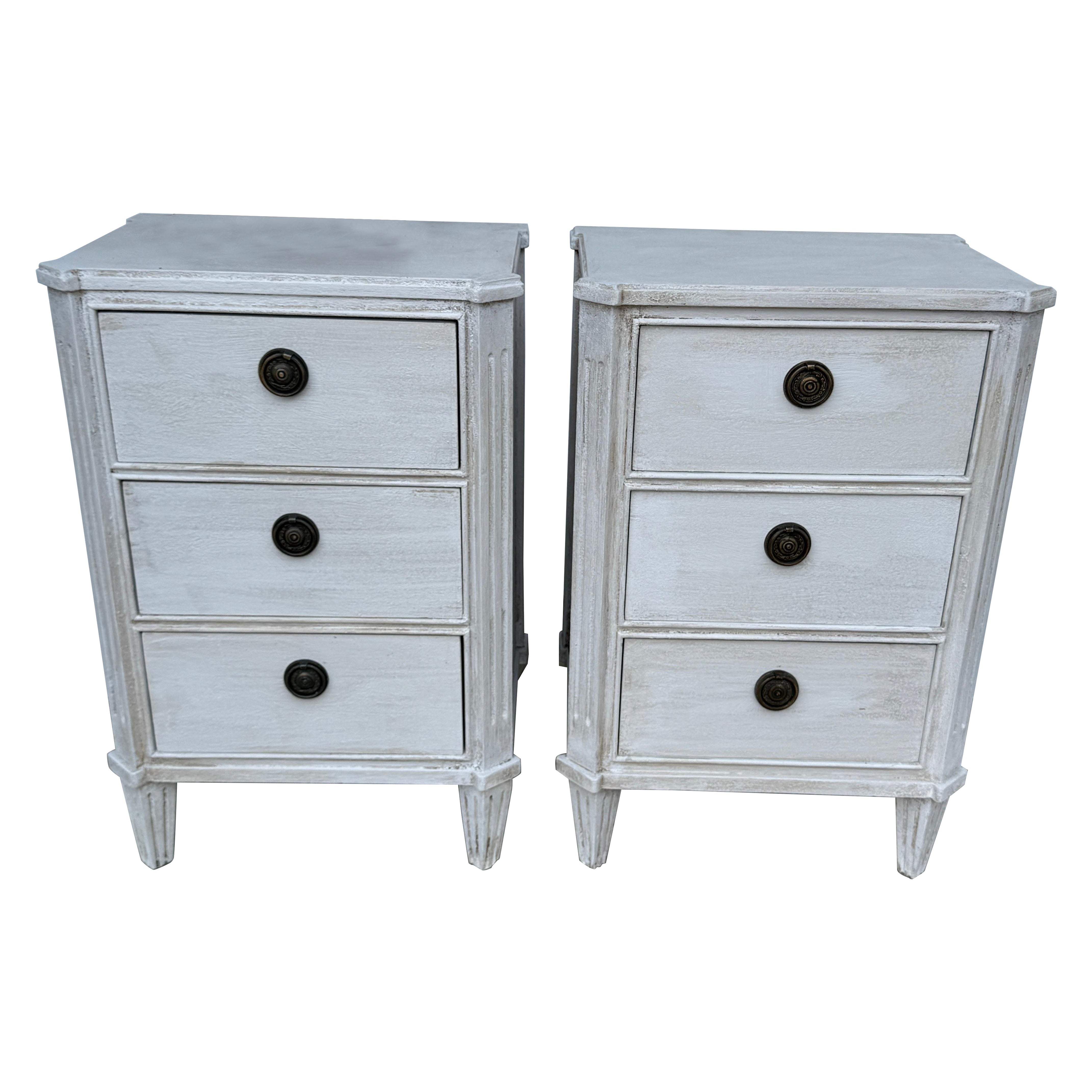Pareja de mesillas de noche de cómoda Gustavian de Chelsea Textiles