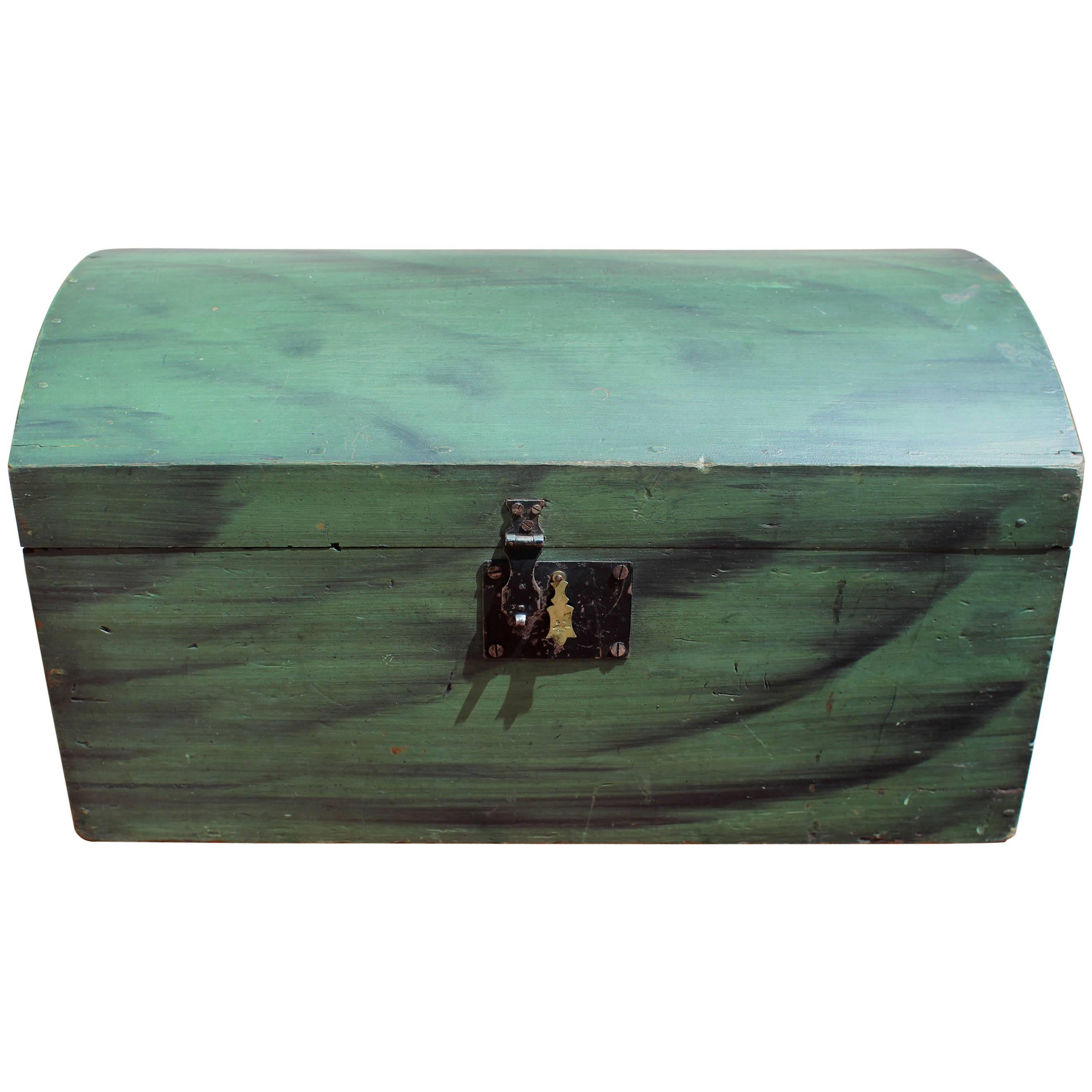 American Paint Decorated Dome-Top Box in Rare Green Paint For Sale