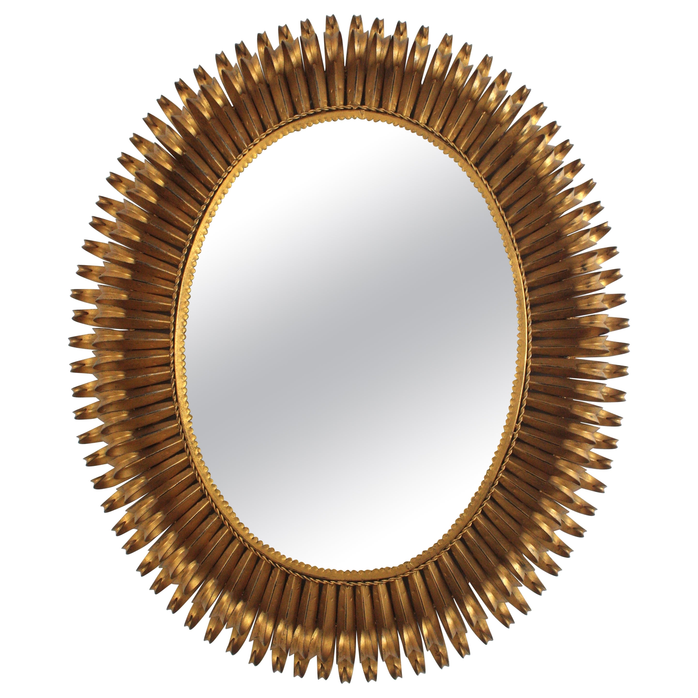 Großer ovaler Sunburst-Spiegel aus vergoldetem Schmiedeeisen, Wimpern-Design, 1950er Jahre im Angebot