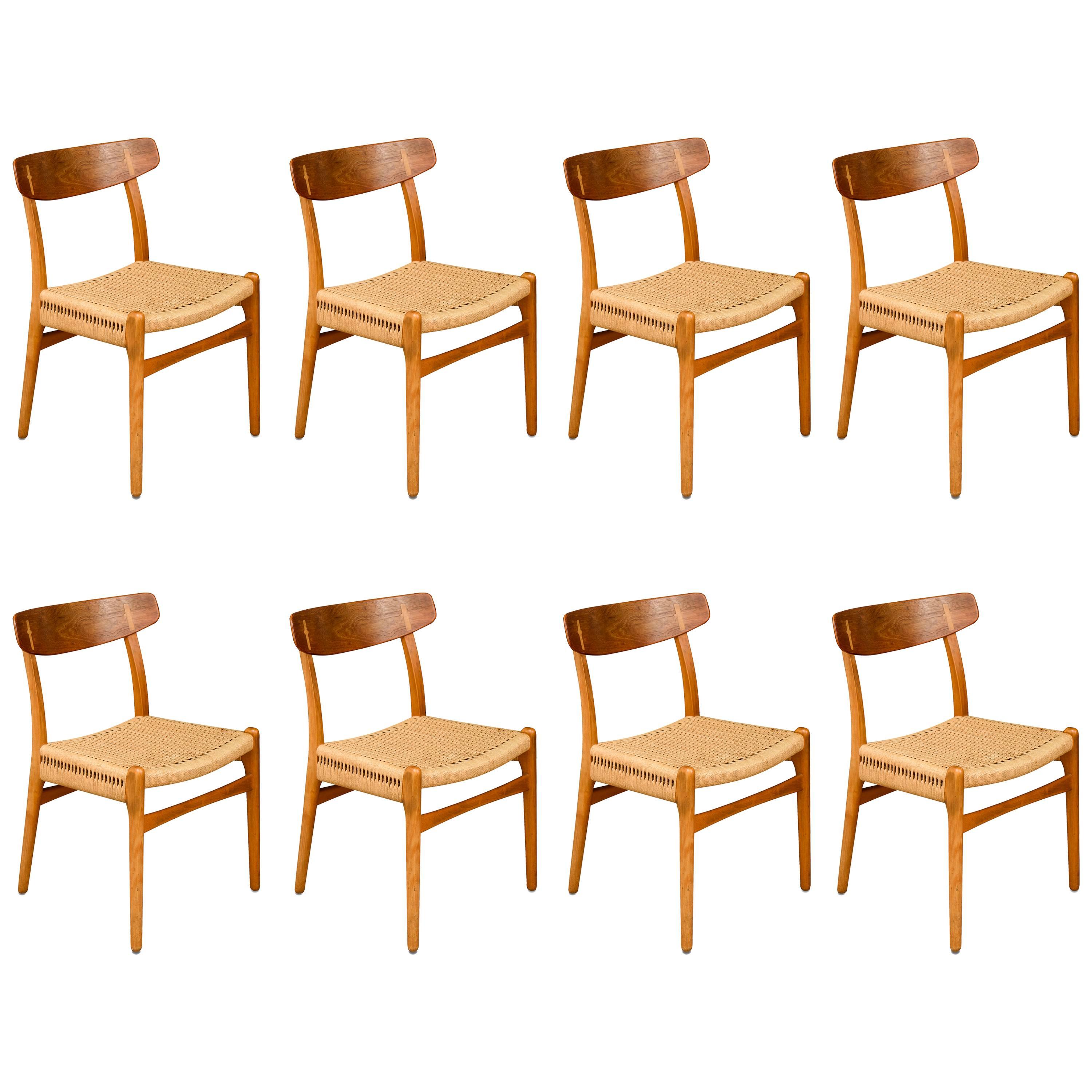 Hans J. Wegner (1914-2007), DK.
Set of eight chairs – Model CH-23.
Manufactured by Carl Hansen, 1950.
Oak and teak.
Measures: L. 52 cm P. 42 cm H. 76 cm.

Hans J. Wegner was born in 1914 in Tønder, the son of a Shoemaker. At the age of 17 he