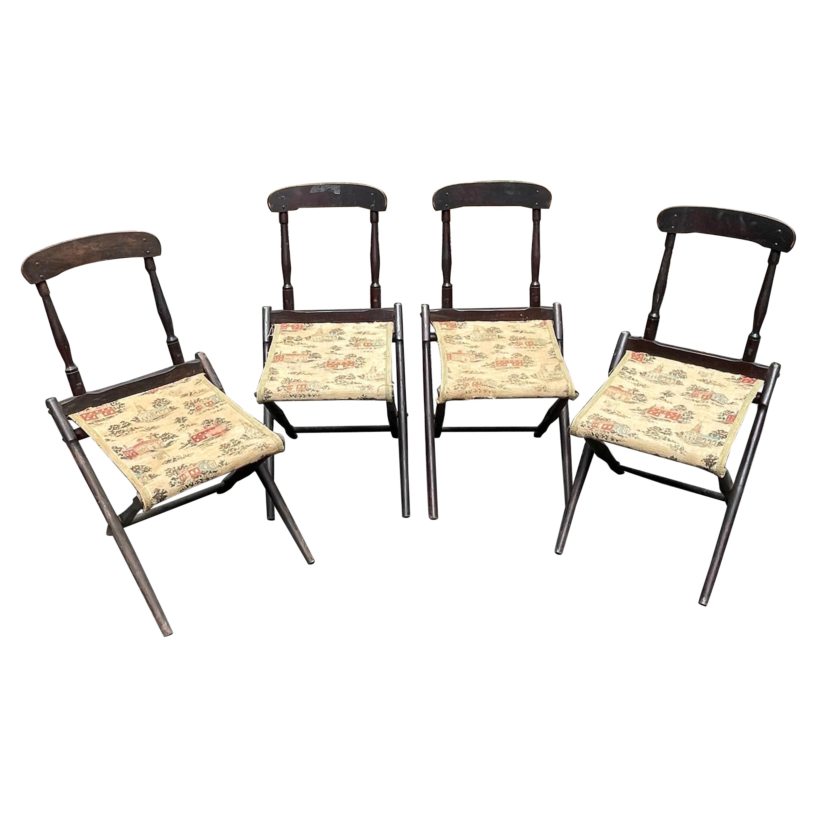Ensemble de quatre tabourets pliants rustiques de style américain avec sièges brodés, début du C.C. en vente