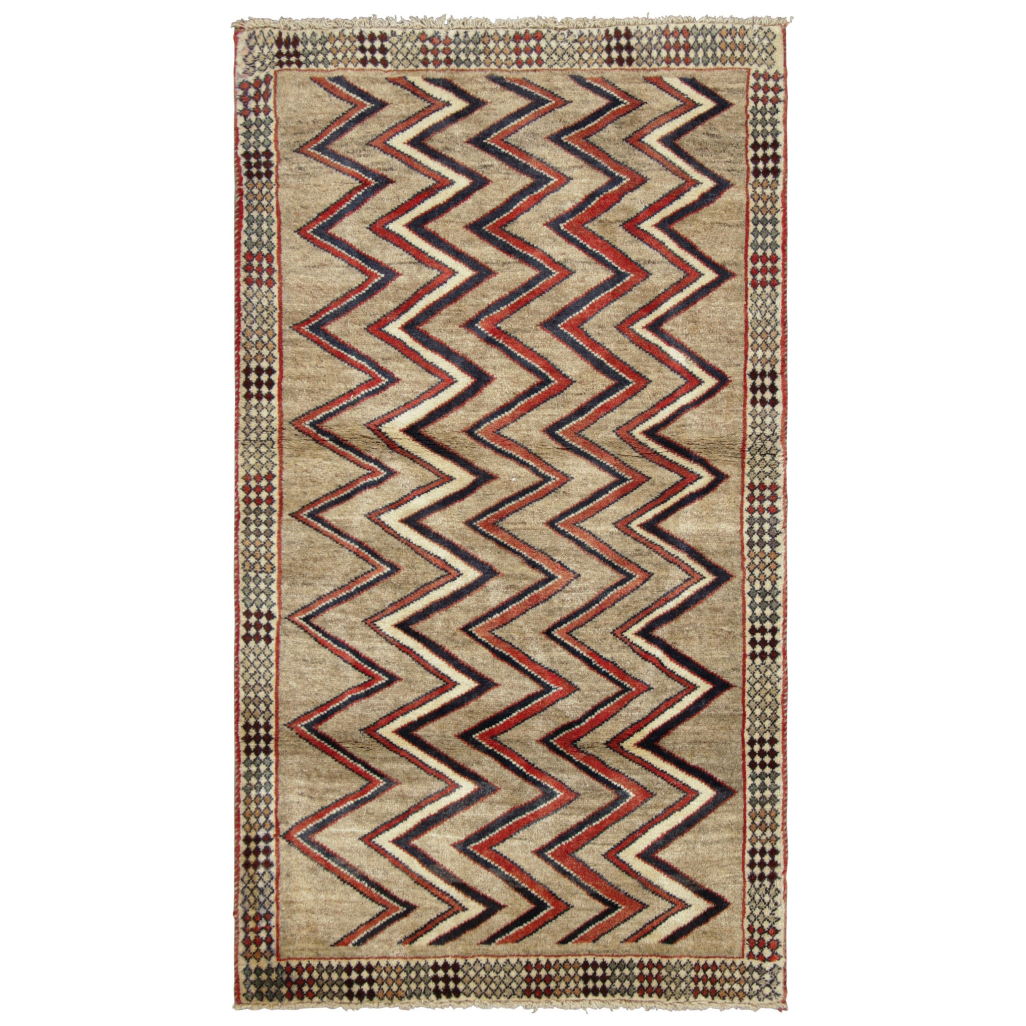 Alfombra persa vintage Gabbeh Tribal Runner de color topo con galones - Rug & Kilim