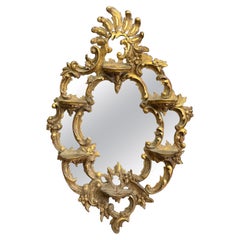 19ème siècle. Miroir mural en bois doré sculpté français avec six étagères