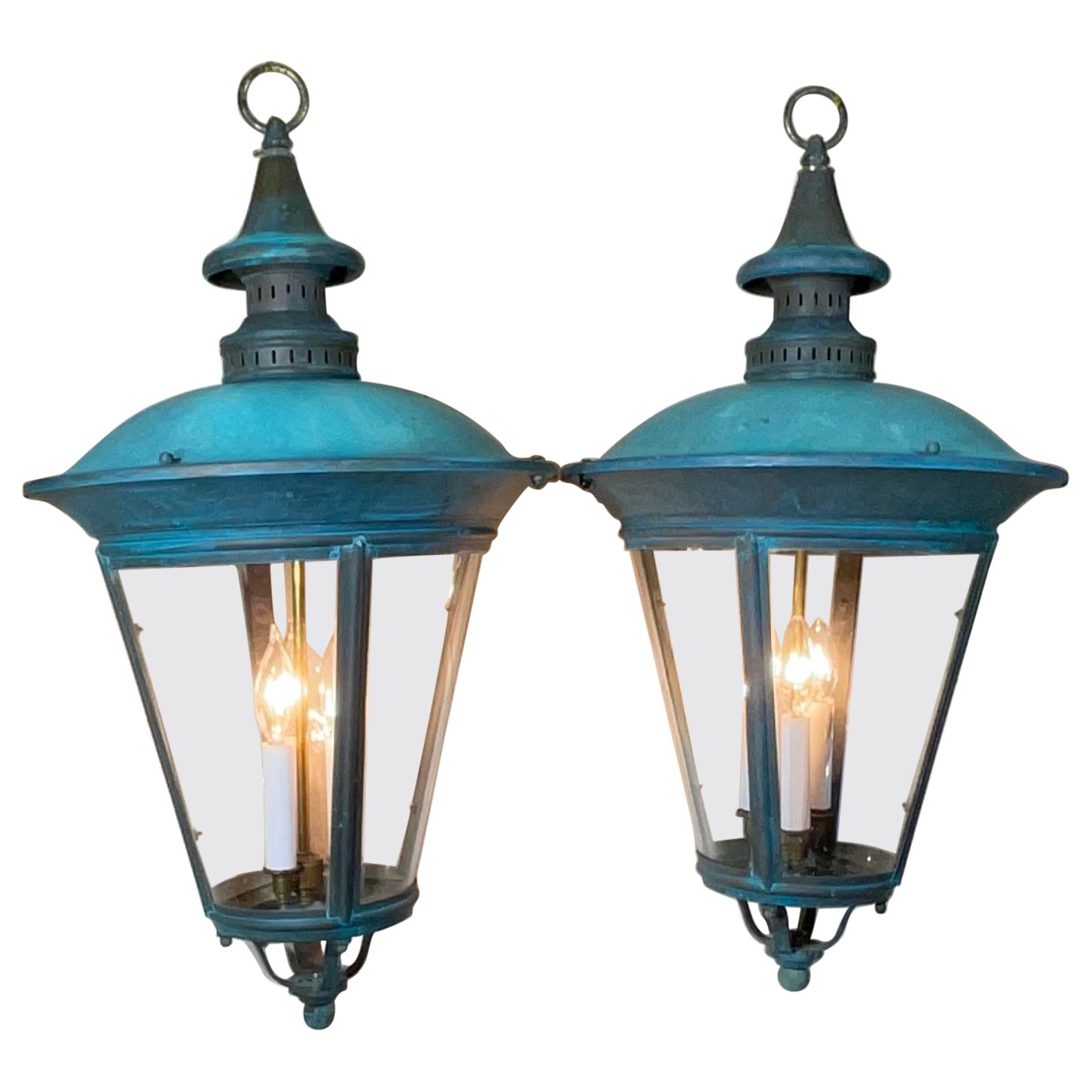 Zeitlose Eleganz: Paar antike Verdigris Messing Hängelaternen-26H x 15W im Angebot
