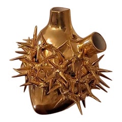 Corazón dorado n.º 33 con base de apoyo metálica. Porcelana, pan de oro. Hecho a mano Italia