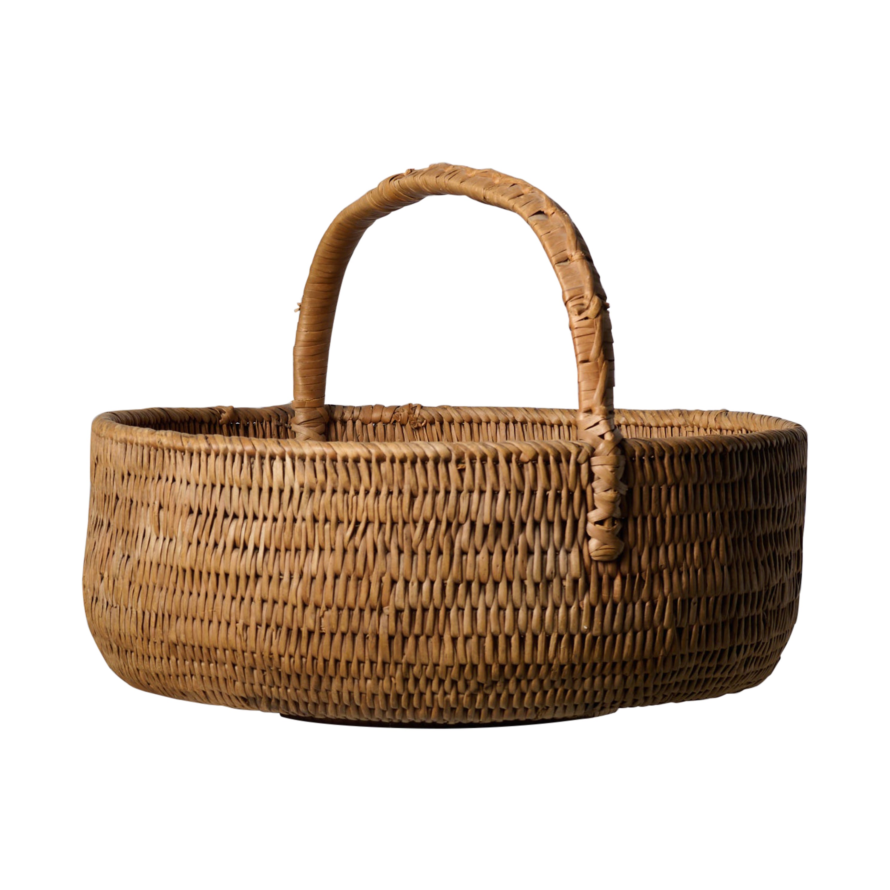Grand panier décoratif ancien en racine de bouleau tressée de Suède du Nord avec poignée