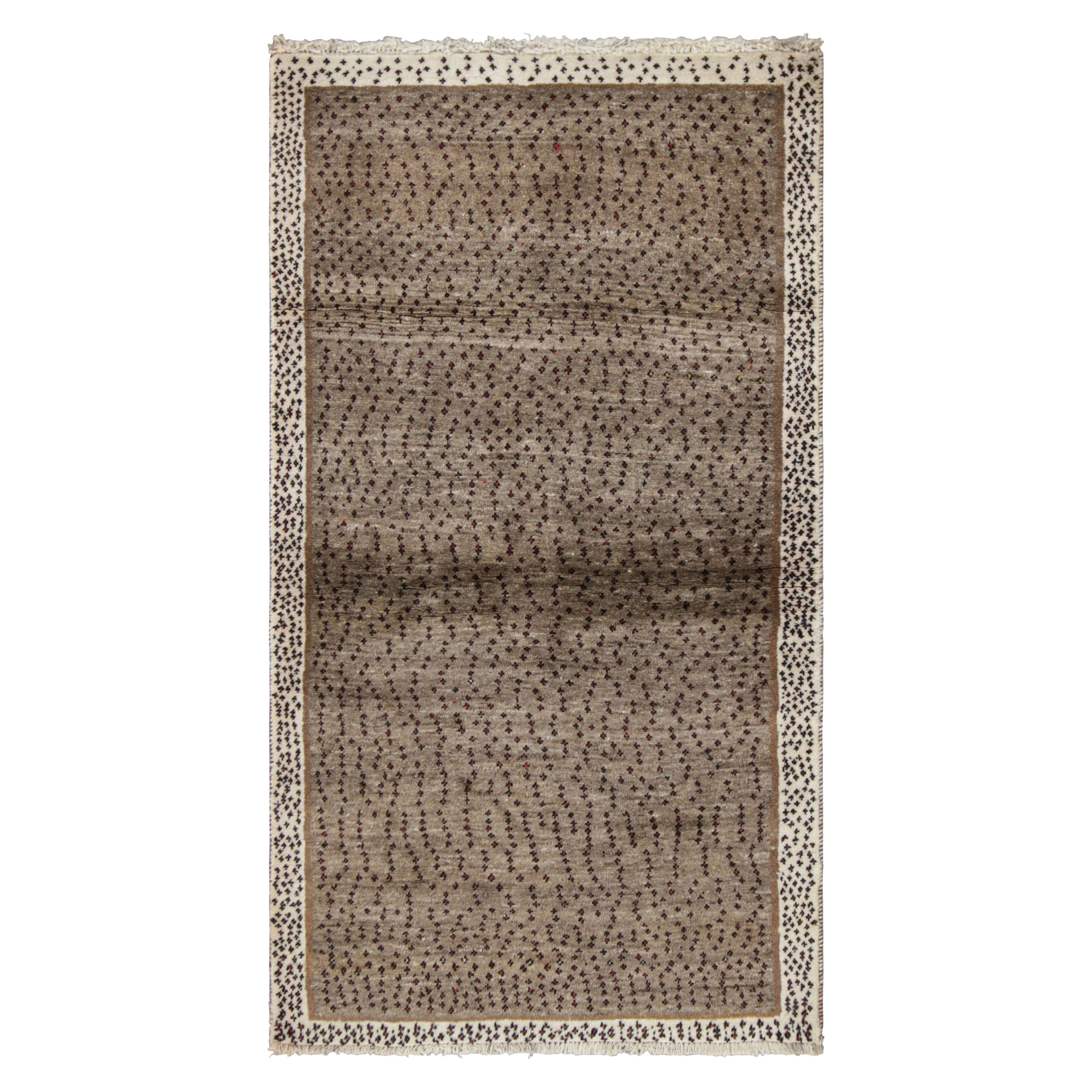Tapis de course persan vintage Gabbeh en beige avec motifs de points rouges - Rug & Kilim en vente