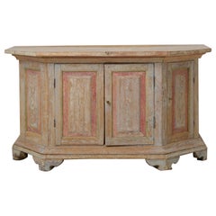 Antica credenza svedese in pino massiccio dalla forma insolita con angoli inclinati