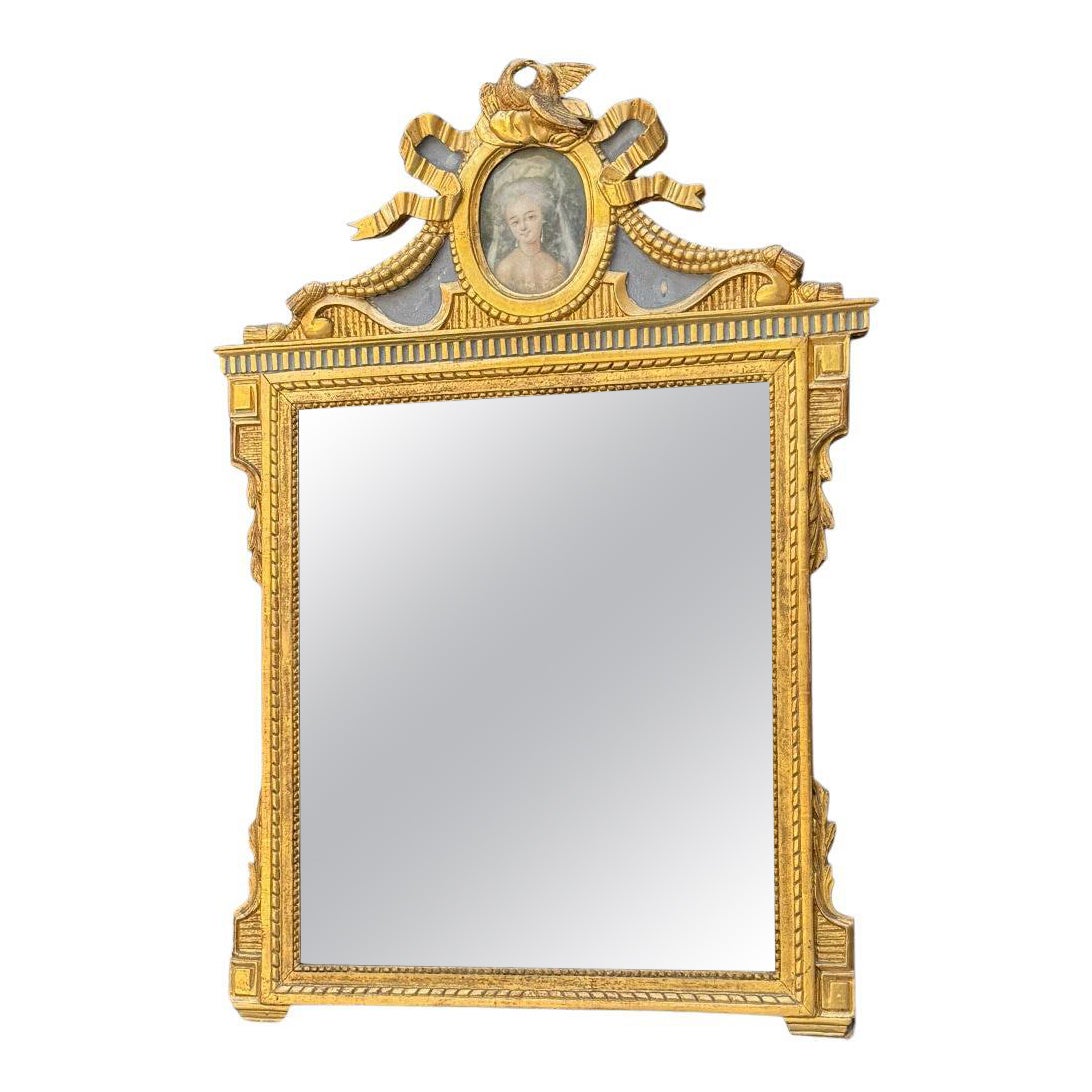Grand miroir Louis XVI en bois peint et doré avec colombes enlacées en vente